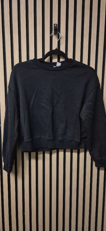 Svört crewneck peysa