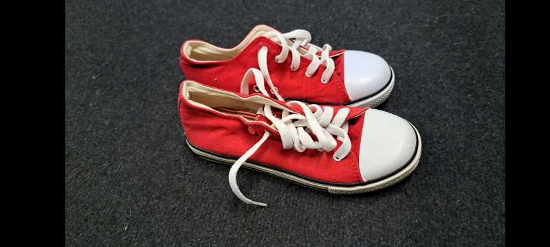 # Strigaskór rauðir reimar DUNLOP