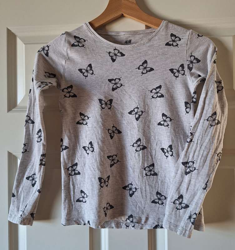 HM grá fiðrildapeysa