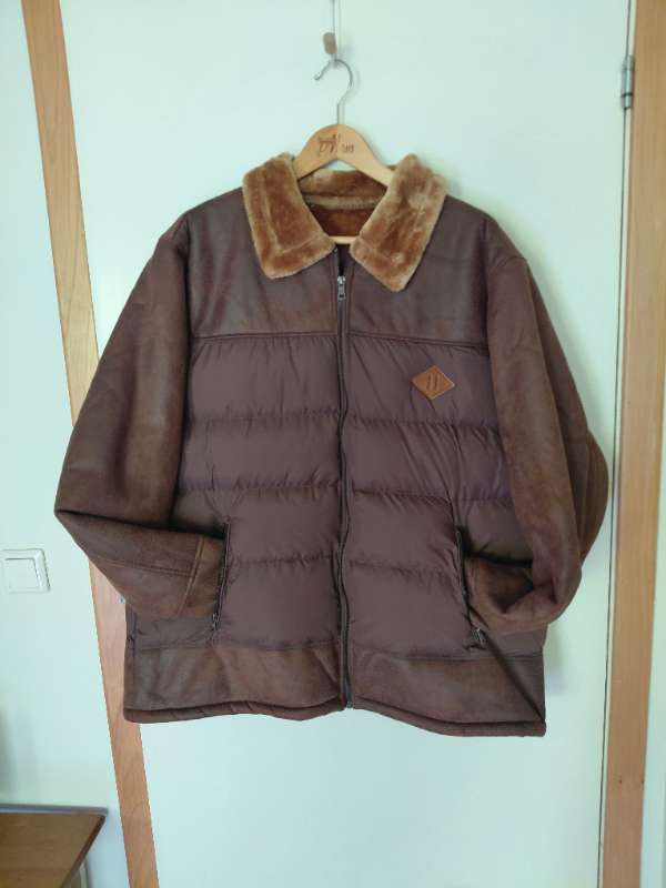 Vatteraður jakki með loðkraga