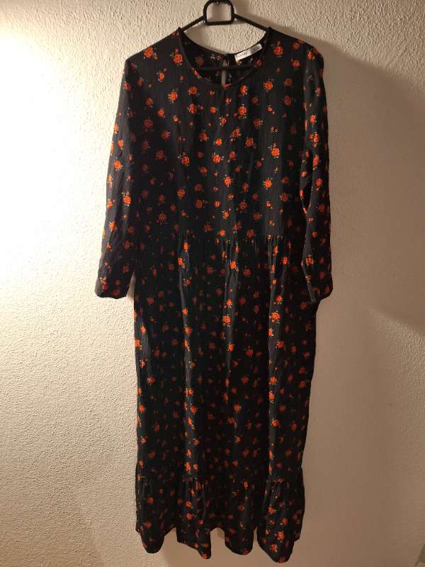 Síður kjóll svartur / rósir XL