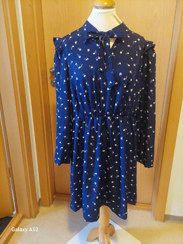 Kjóll blár m/blómum