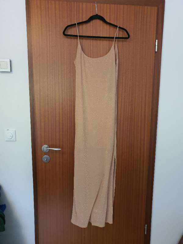 Beige síðkjóll með steinum