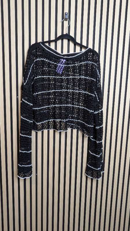 Þunn prjonapeysa svört hv rendur