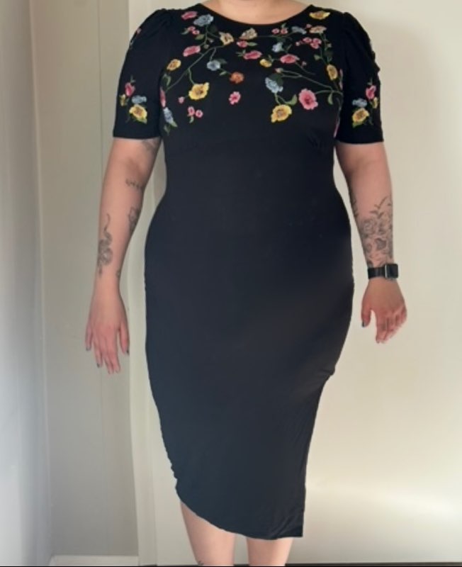 Svartur kjóll með blómum