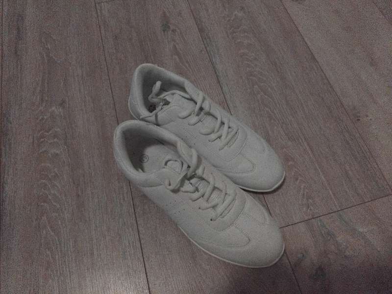 Hvítir strigaskór. Sport.