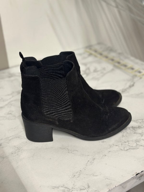 Svartir ökklaskór með hæl