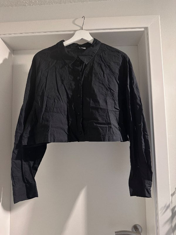 H&M, Svört Magaskyrta