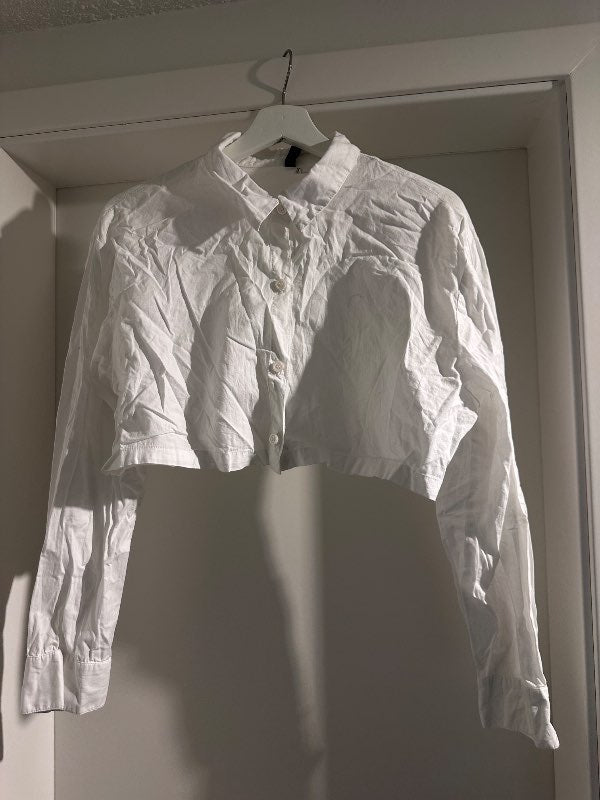 H&M, Hvít Magaskyrta