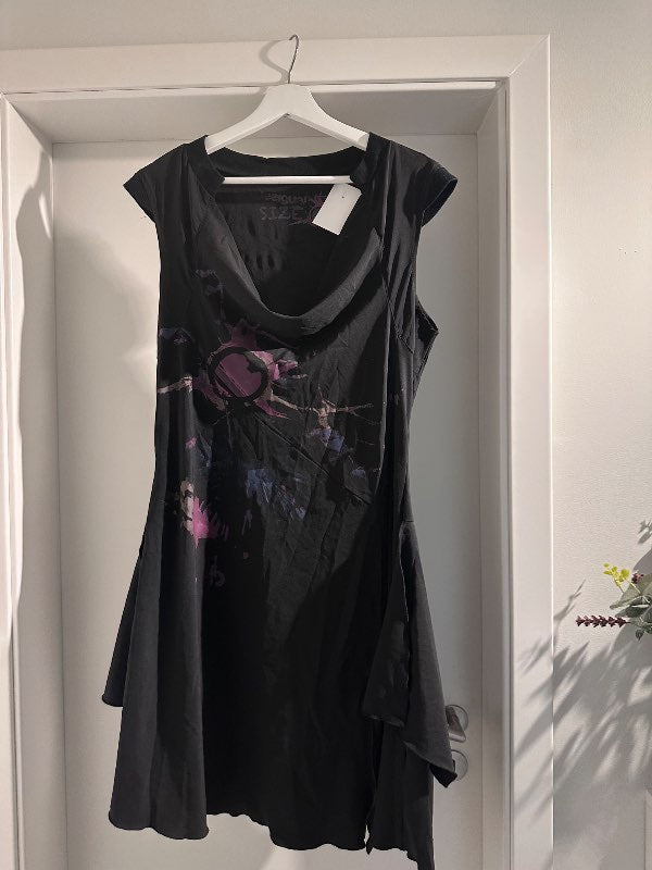 Desigal, Svartur Kjóll