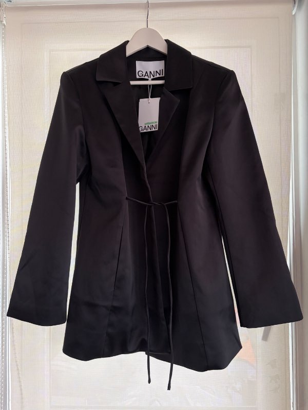 Ganni satin blazer sv.
