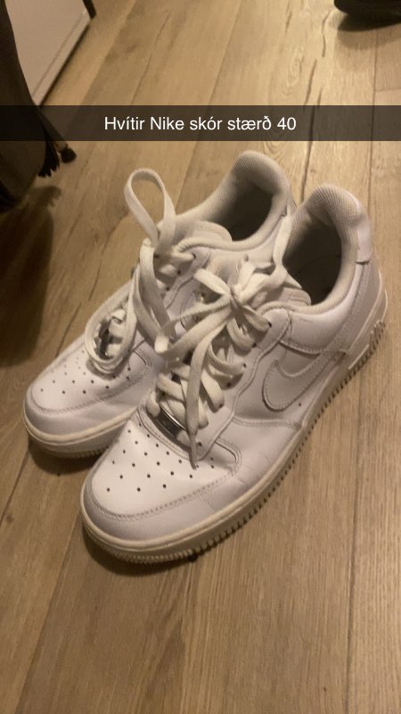 Hvítir Nike skór