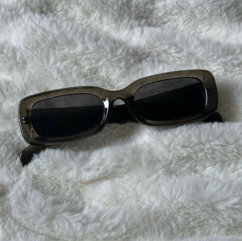 Weekday, Grá Sólgleraugu