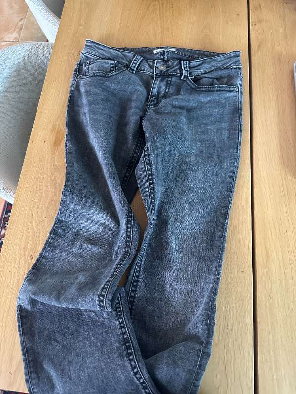 Gallabuxur (bootcut) - gráar - Gina Tricot