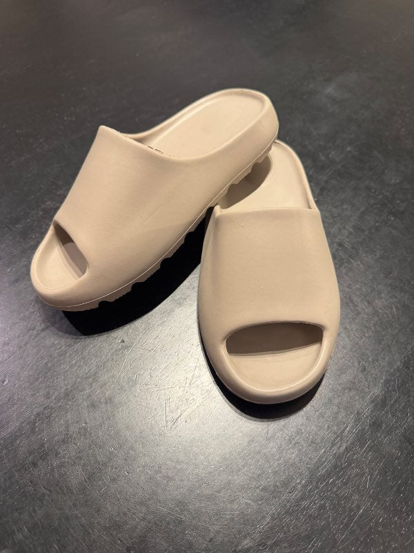 Leirbrúnir sandalar
