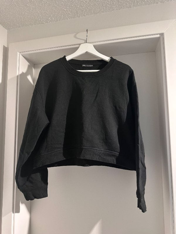Svört Cropped peysa