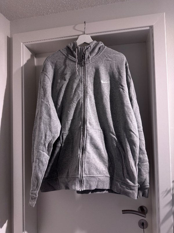 NIKE, Grá Rennd Hettupeysa