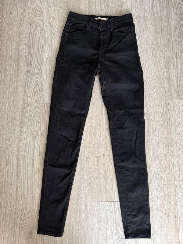 Levis skinny jeans svartar