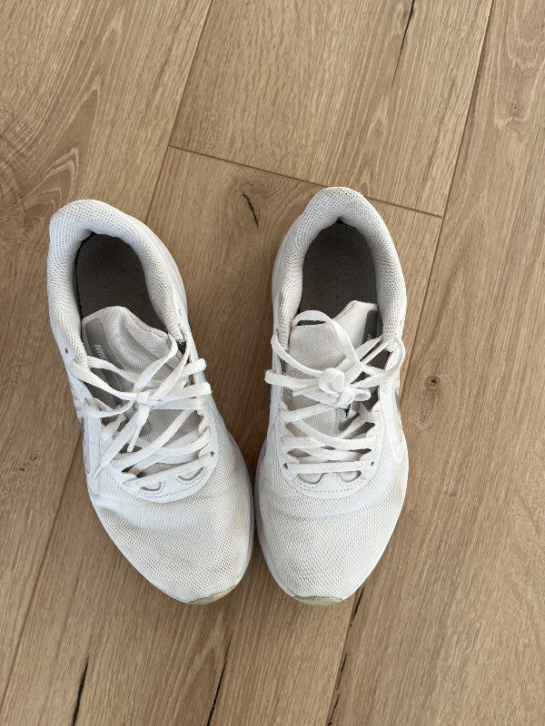 Nike hvítir