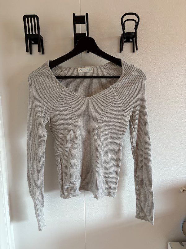 Grá primark peysa