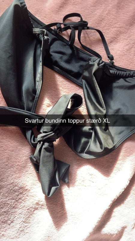 Svartur toppur bundinn