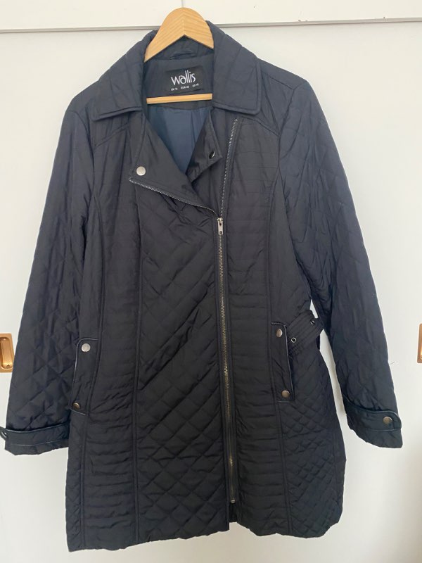 Wallis -svört kápa m belti 14