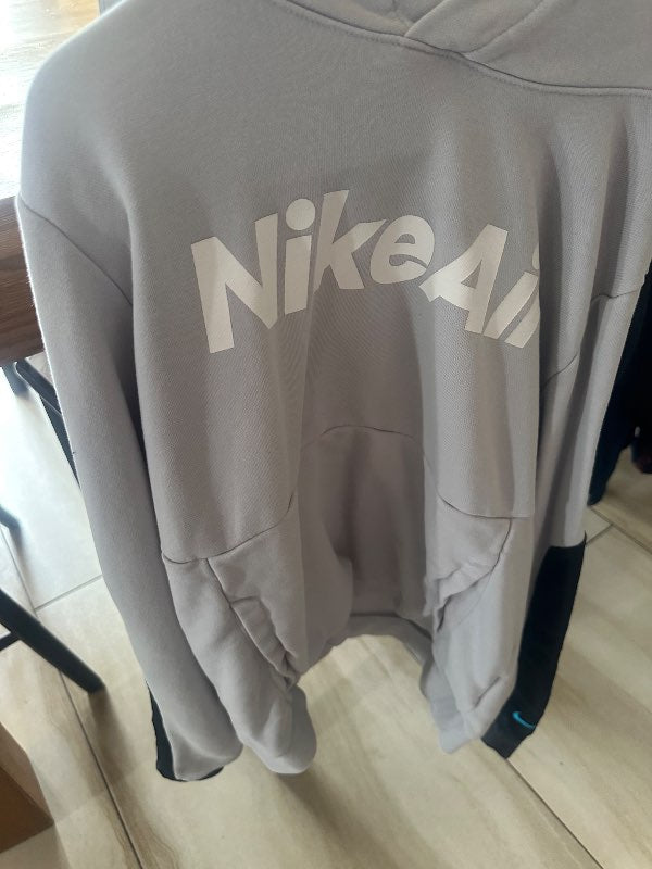 Nike air hettupeysa