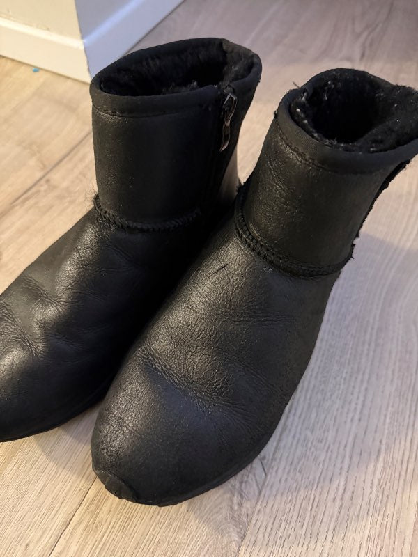 Black Uggs m