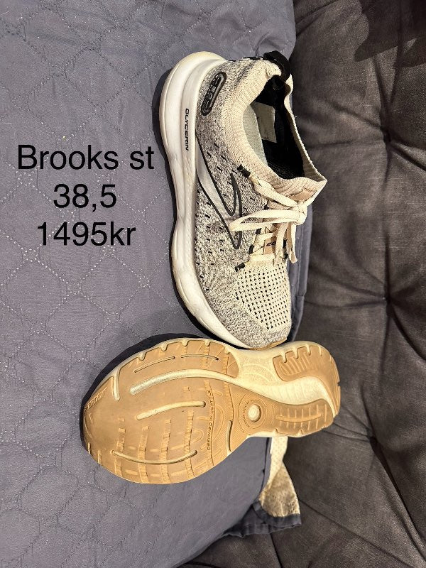 Brooks skór ljósir 38,5
