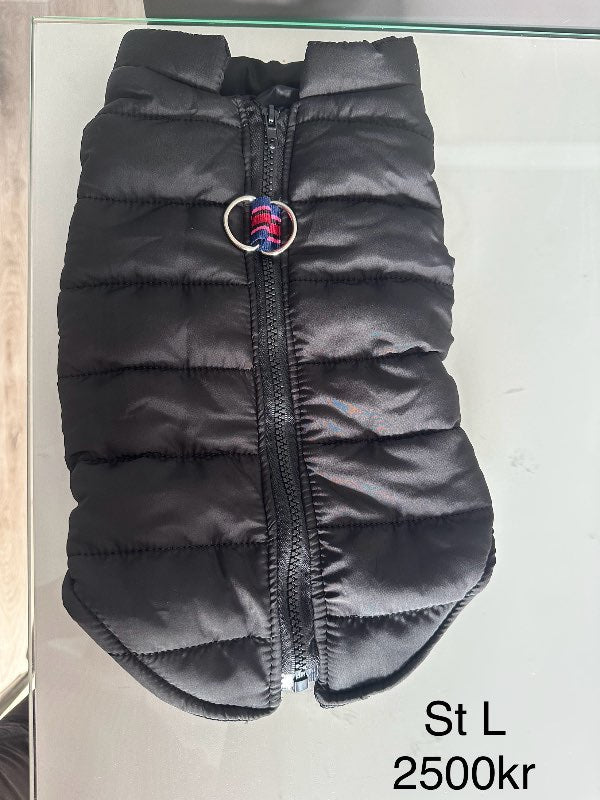 Svört úlpa með krók L