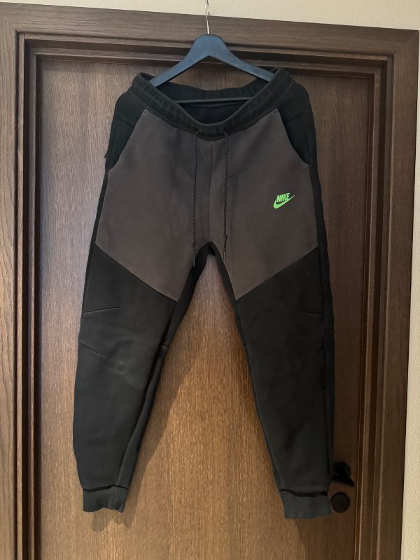 Svartar og gráar tech fleece buxur