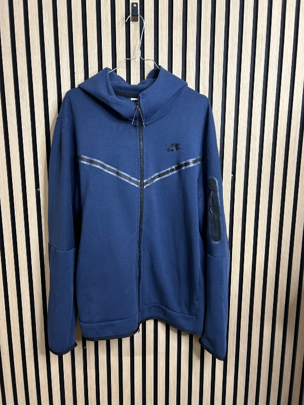Nike Tech Fleece peysa