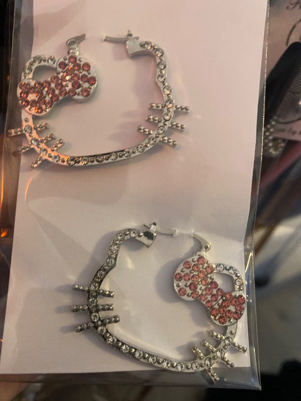 Hello Kitty eyrnalokkar