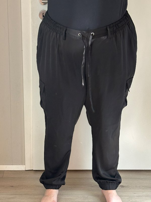 Svartar sillki cargo buxur