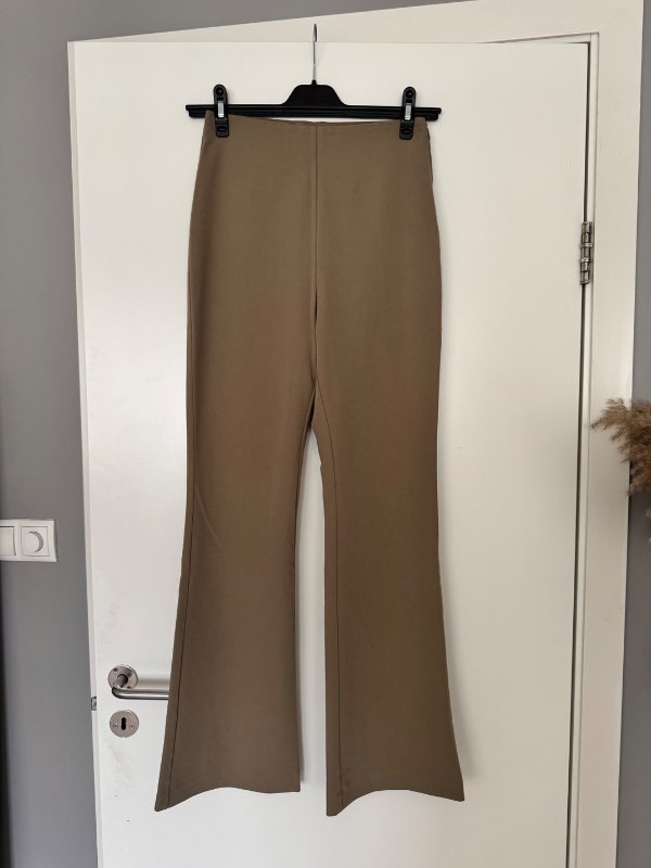 Beige buxur