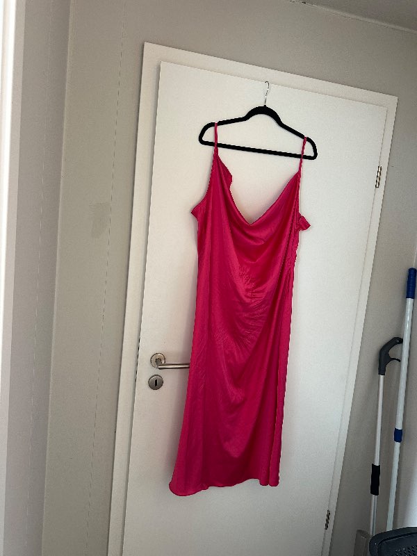 Bleikur silki kjóll