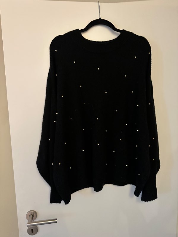 Svört peysa með demöntum