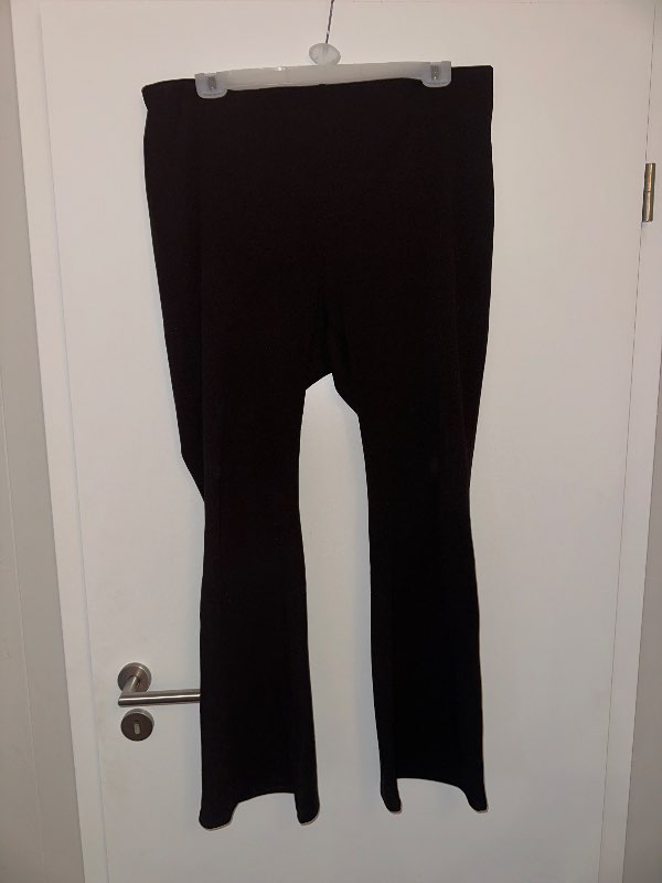 Svartar útvíðar buxur