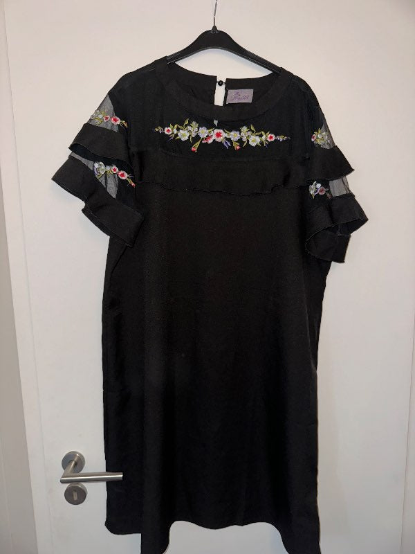 Svartur kjóll með mesh efni