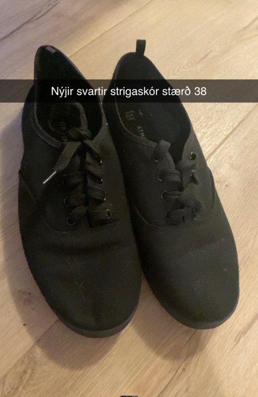 Nýjir svartir strigaskór
