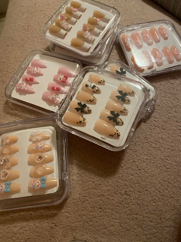 Hello Kitty press on nails