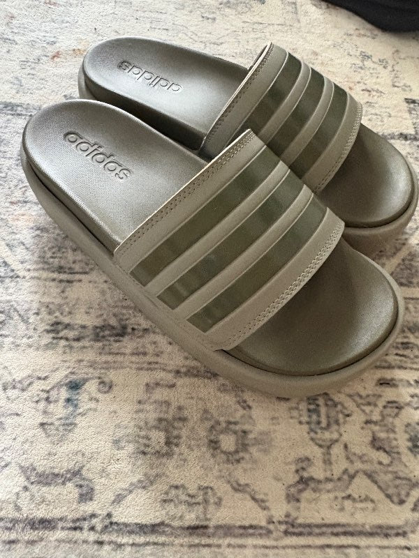 Adidas inniskór