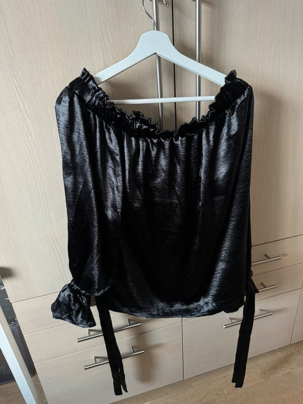 Off the shoulder blússa