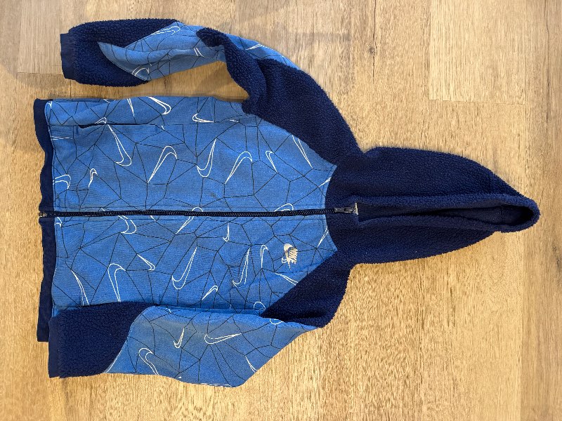 Nike rennd hettupeysa