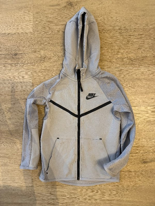 Nike Tech með blettum