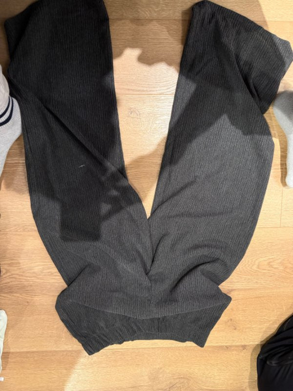 Svartar buxur línur