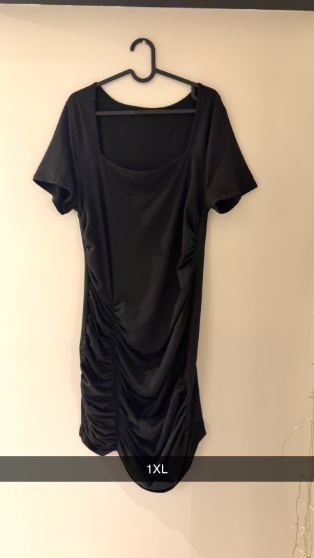 Svartur aðsnið/rykktur kjóll