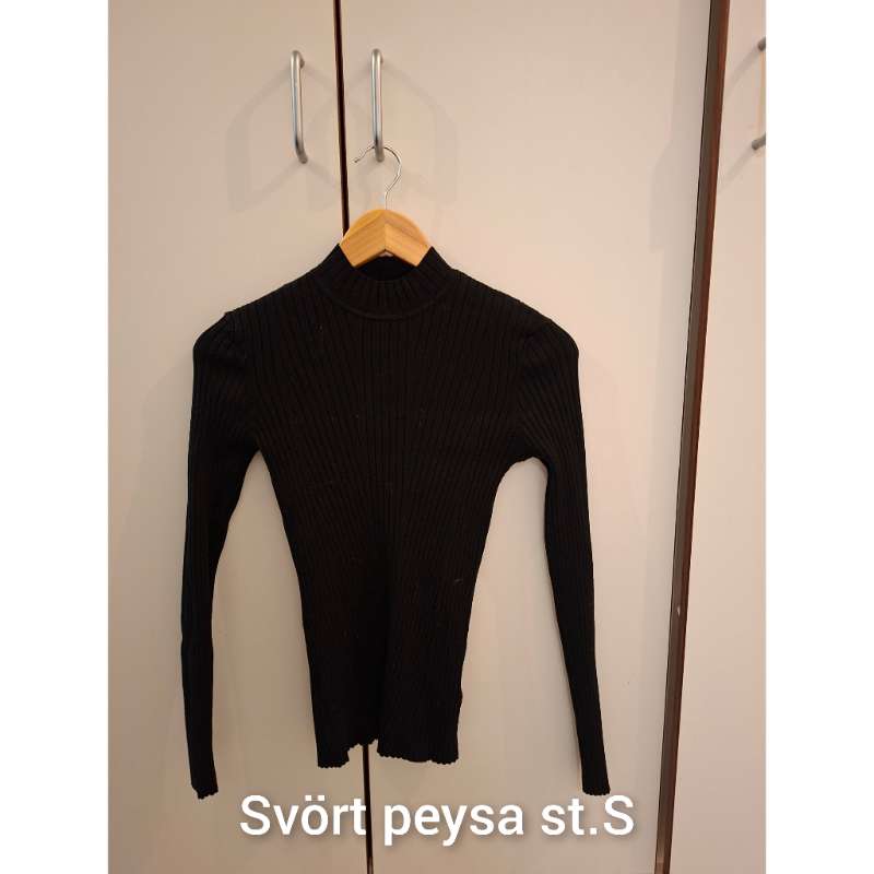 Svört peysa