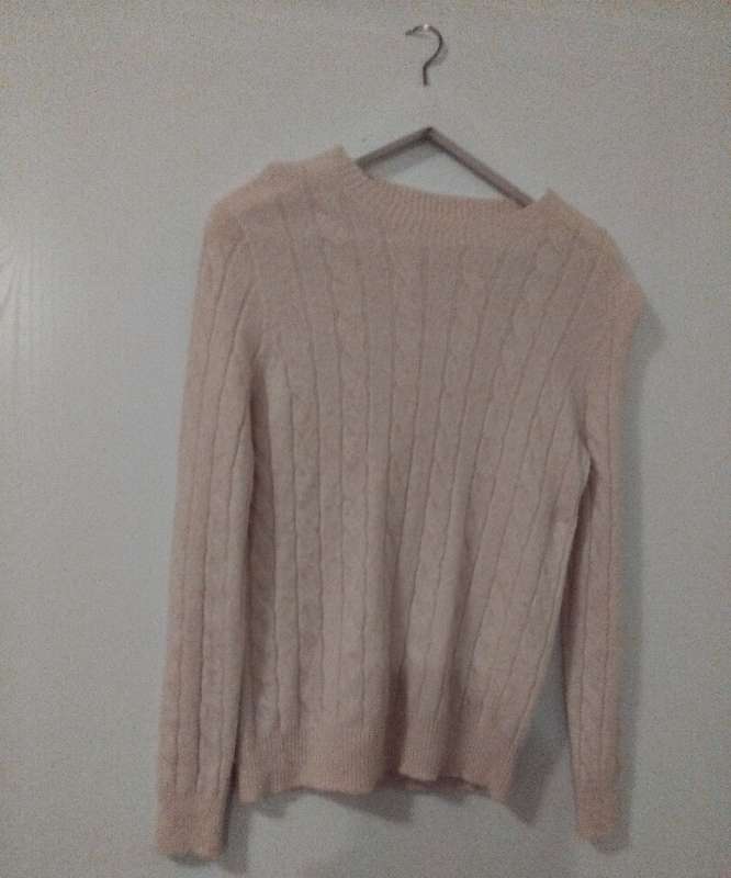 Peysa. Ljós. Composition 100% Wool.