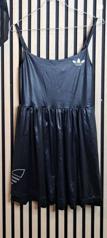 * Kjóll svartur adidas